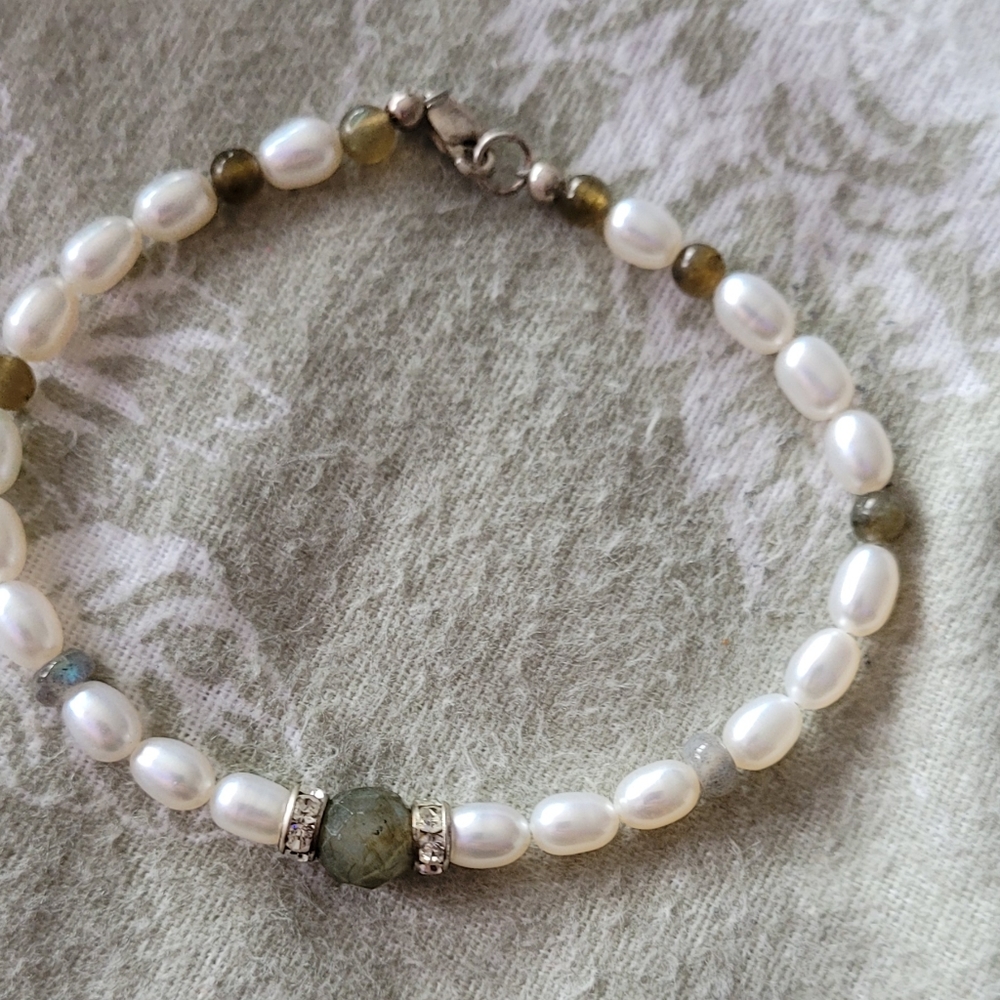 Pearl and natural stone bracelet